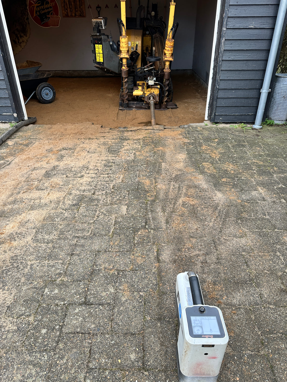 Først skulle alle fliserne fjernes og så skulle der graves og graves, så der vi kunne få støbt nyt gulv.