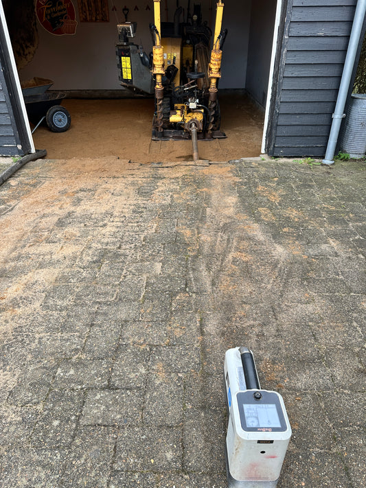 Først skulle alle fliserne fjernes og så skulle der graves og graves, så der vi kunne få støbt nyt gulv.